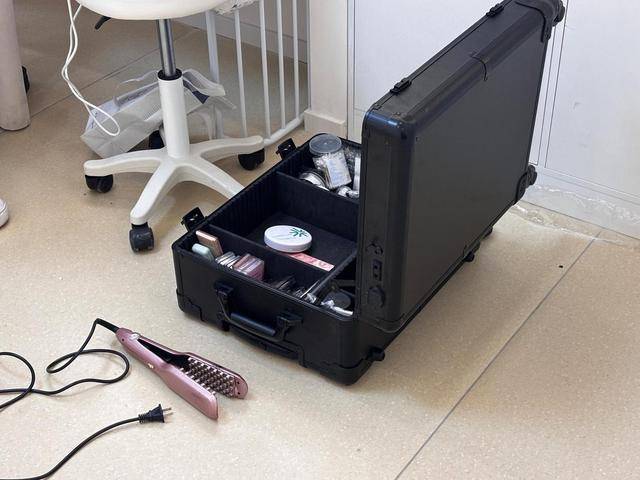 00後開共享化妝室：月租1千化妝品自備