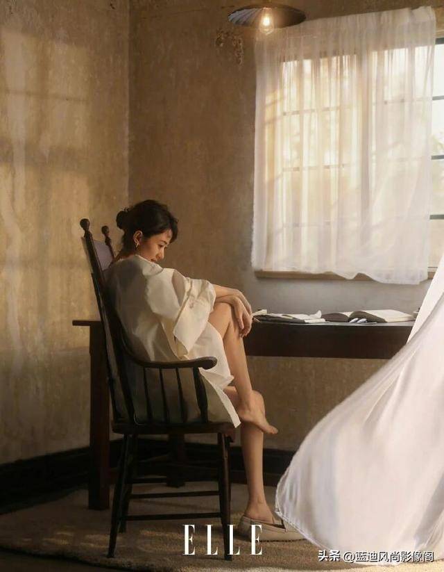 原創趙麗穎開年王炸！三登 ELLE 二月刊，復古光影裡藏著女性力量的答案