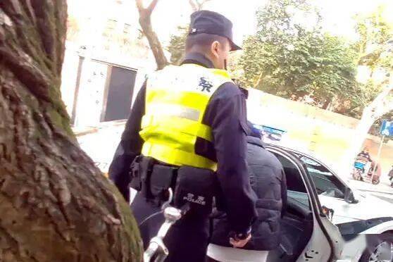 “我論文第一次也沒過” 民警一席話讓跪著的女孩解開了心結