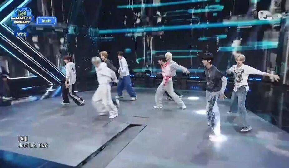 新人男團直播表演中舞臺地板坍塌，險釀重大事故