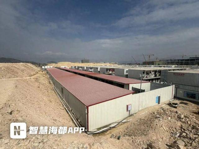 廈門一工地內搭建鐵皮屋，私設“美食街”！部門回應：正在調查