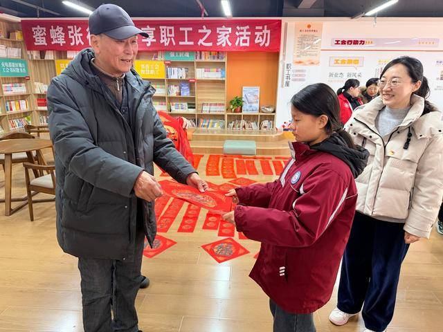 鄭州市二七區京廣路小學“小小書法家”把祝福送給普通民眾