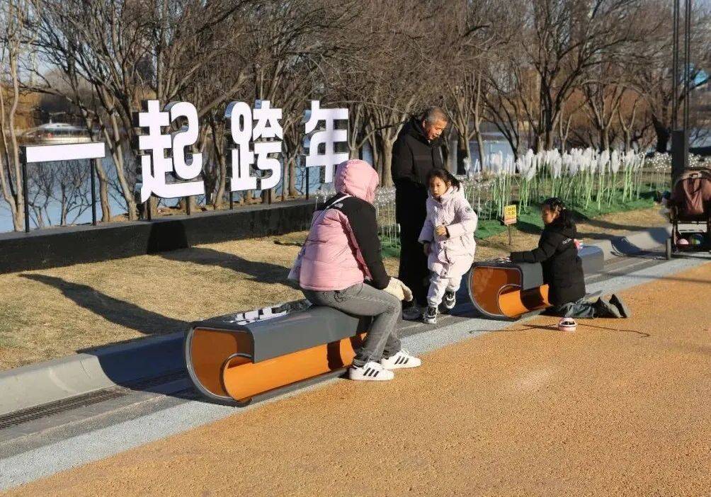 可加熱、能充電！通州運河西岸上新 “黑科技” 座椅！