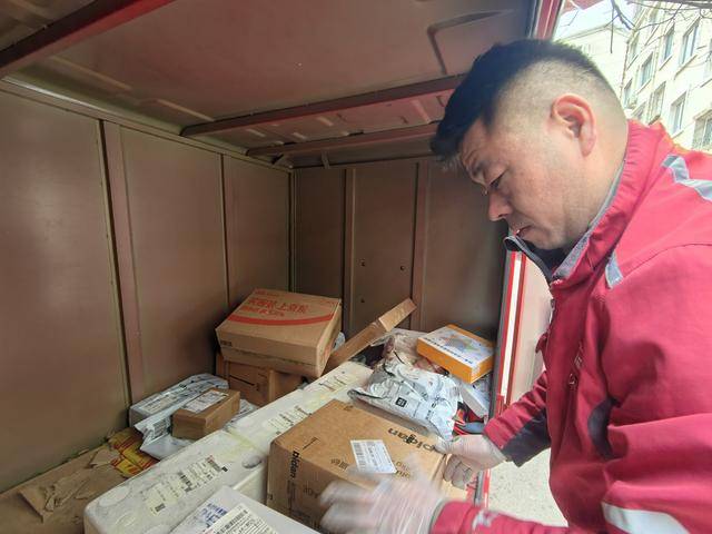 新春走基層丨一位濟南快遞小哥九年新春堅守 見證市民“菜籃子”升級