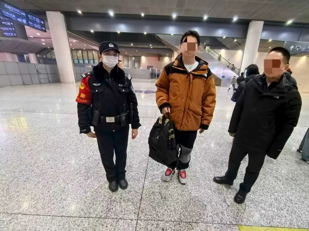 旅客遺落2萬元現金揹包 民警快速尋回獲點贊