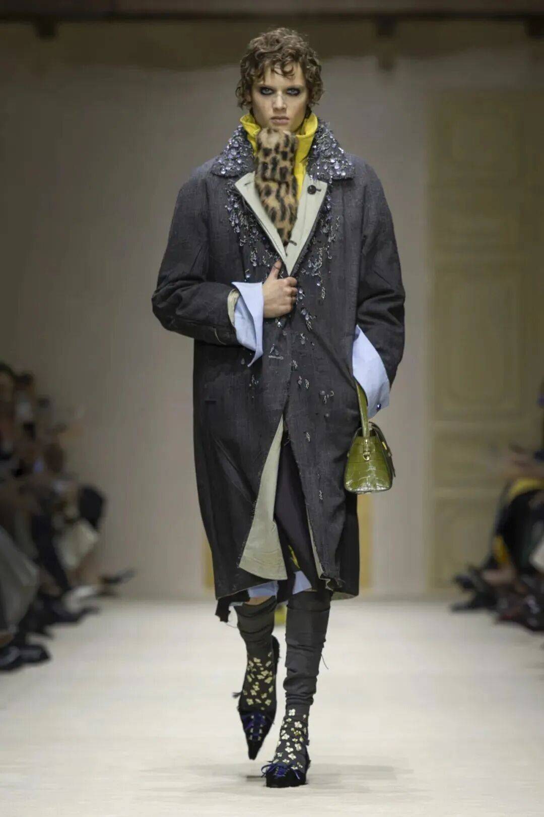 十五位女性，六十套造型，Prada 如何理解穿著