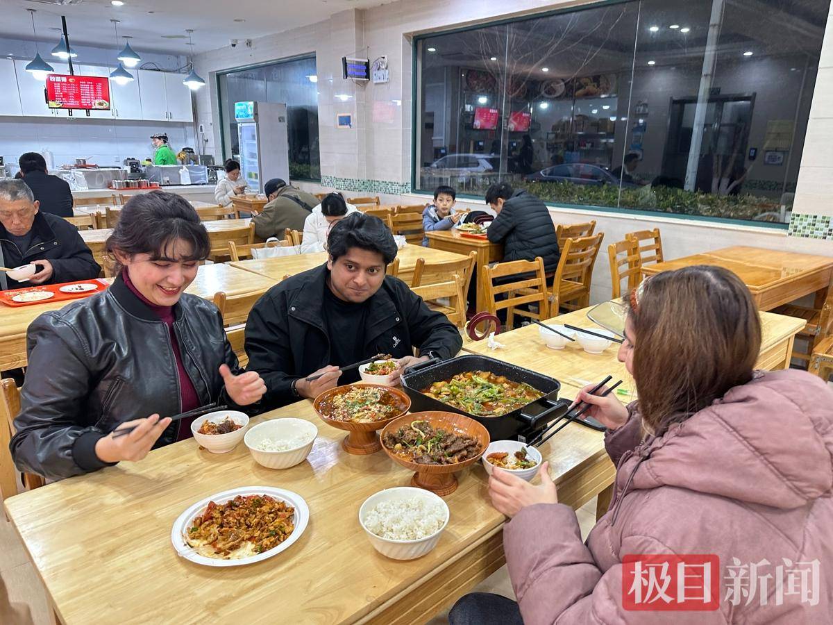 把中國味帶回家鄉！留學生廚房裡做“硬菜”，妹妹已“遠端預訂”口水雞