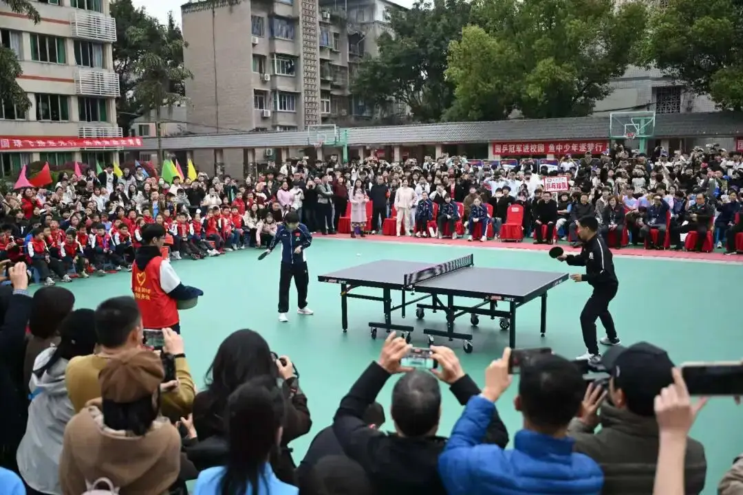 國乒隊員走進重慶市兩所中學互動交流