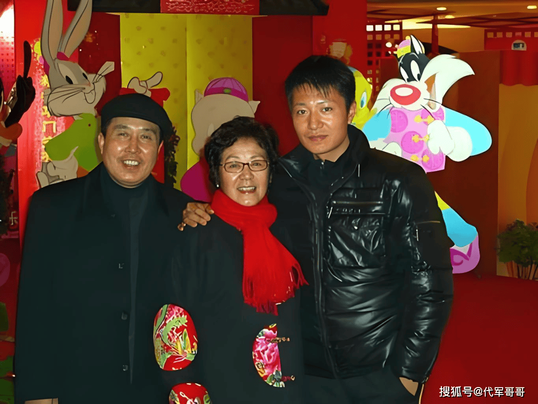 原創49歲李宗翰近況曝光！堅持不婚不育，如今與母親相依為命到處旅遊