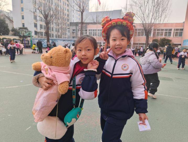 舊物流轉傳暖意 濟南市堤口路小學跳蚤市場熱鬧開市