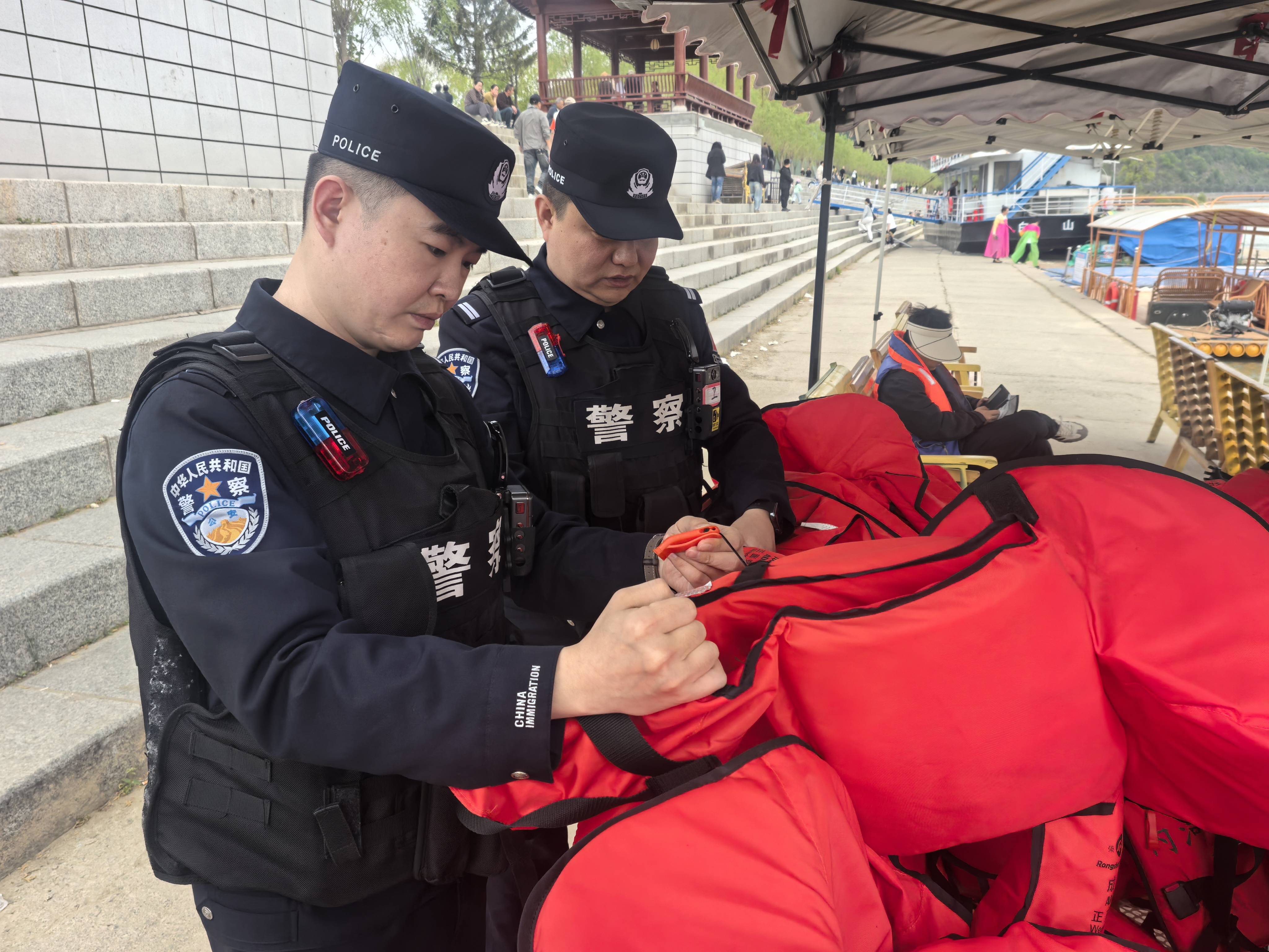 原創移民警察巡江護邊 普法入心築牢防線