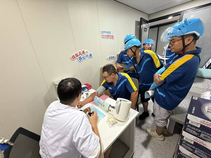 上海探索全域友好服務場景，快遞小哥成為了“梧桐合夥人”