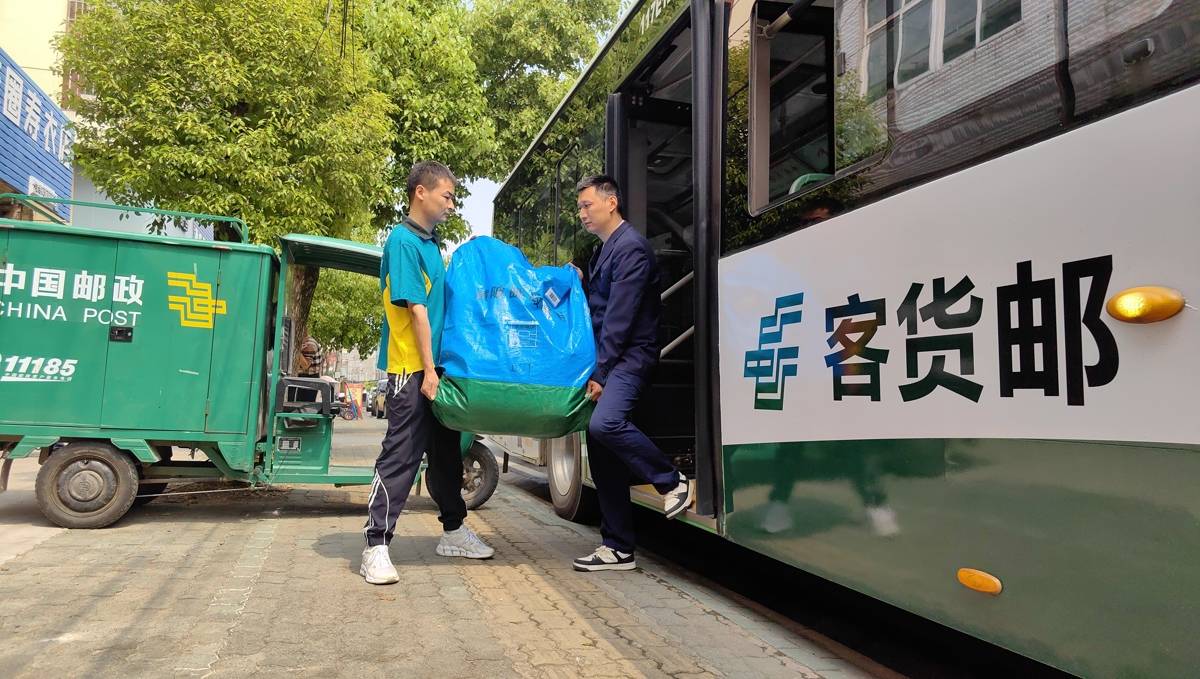 武漢長江新區首開“客貨郵”專線 公交車進村“兼職幹物流”