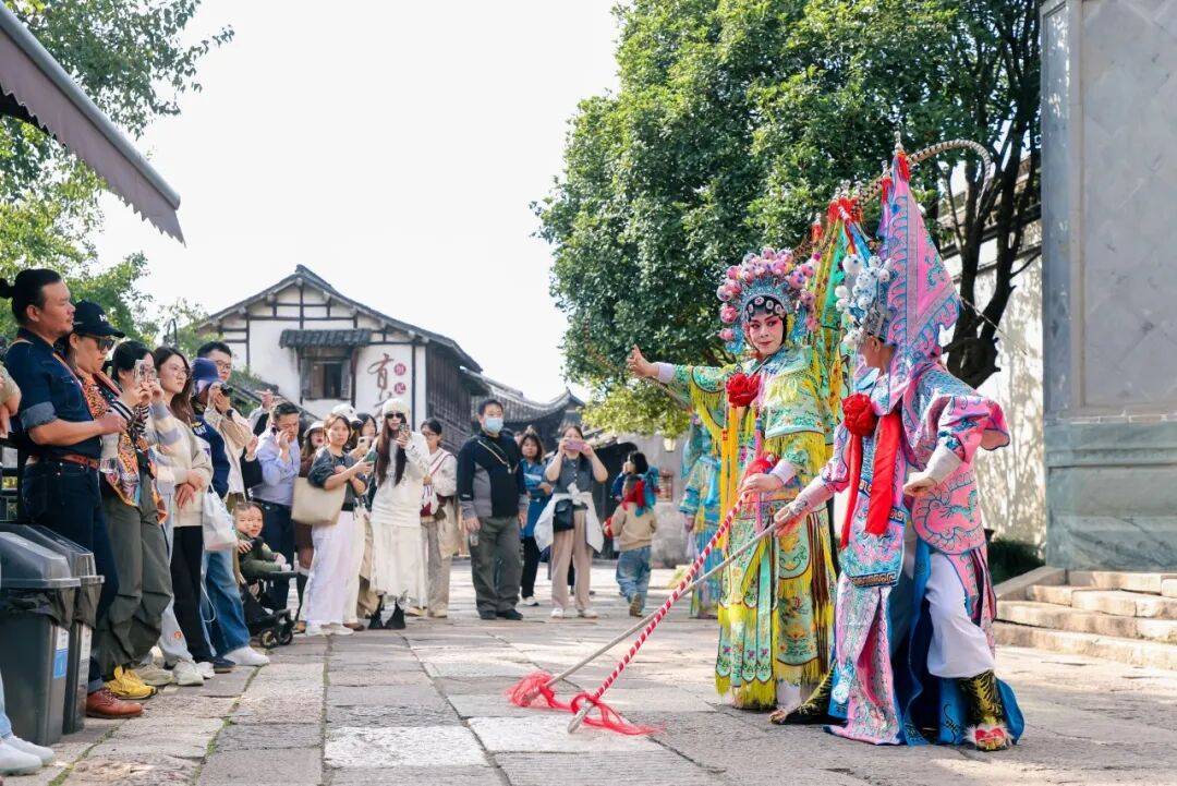 報名啟動｜第十三屆烏鎮戲劇節青年競演＆古鎮嘉年華，三大關鍵詞：滑行、狐狸、收音機