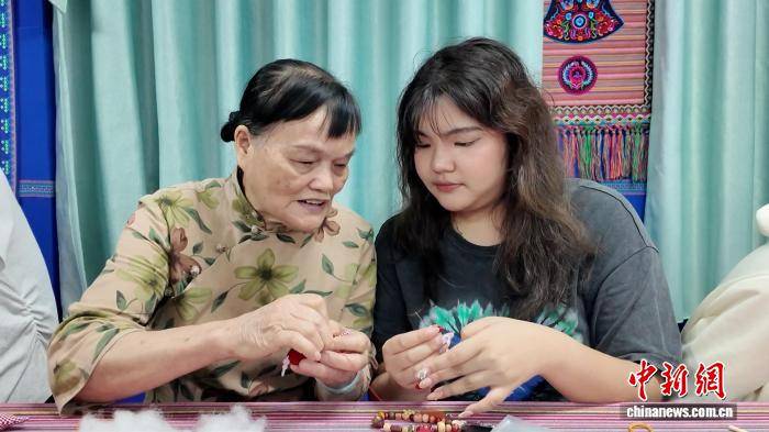 泰國留學生的中國“針”功夫：把家鄉色彩“繡”進壯錦