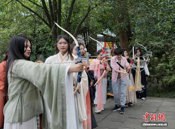 外國留學生武侯祠裡“夢迴三國” 沉浸式體驗傳統遊藝