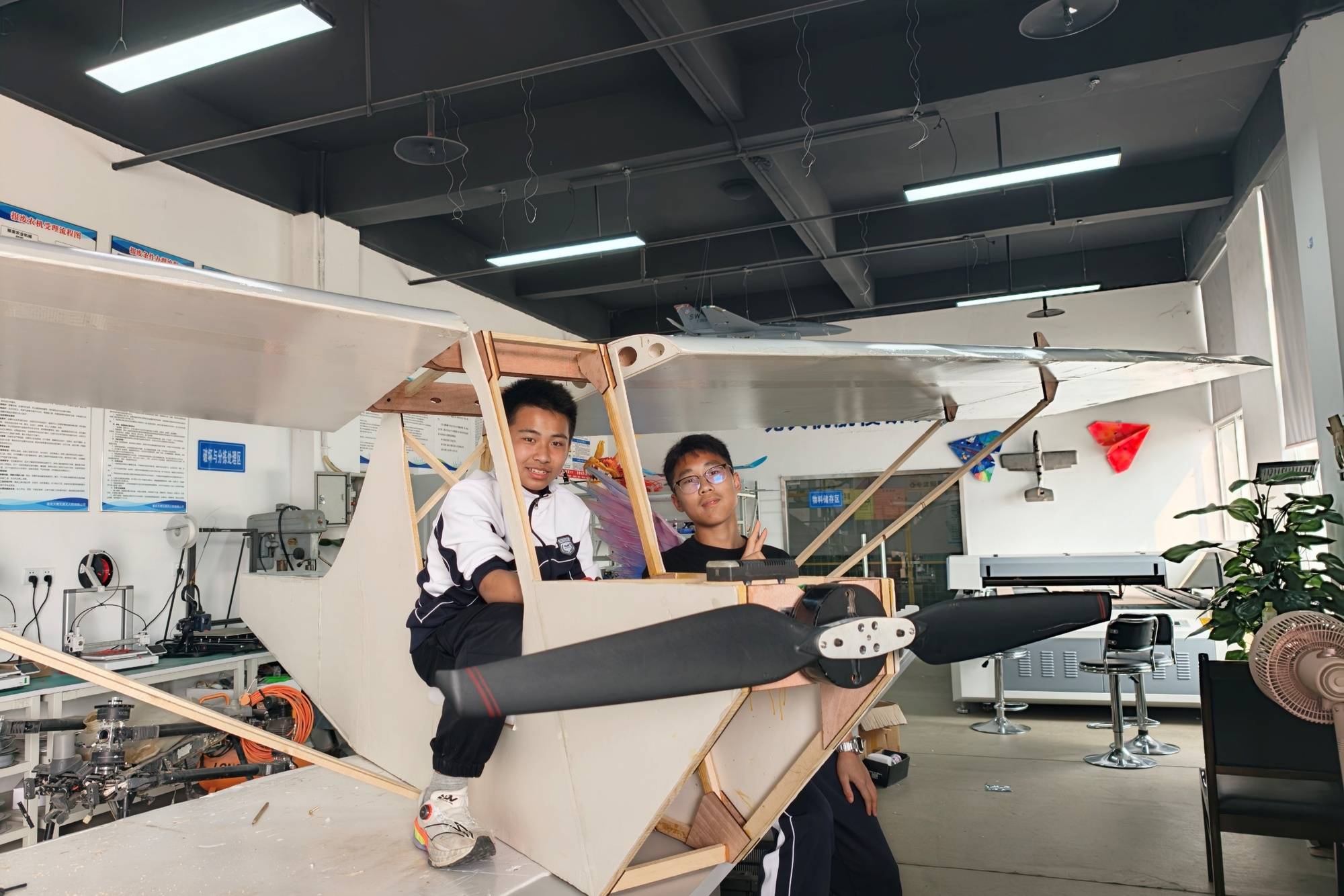 “大飛機”上天 巴川中學學生60天交出硬核作品