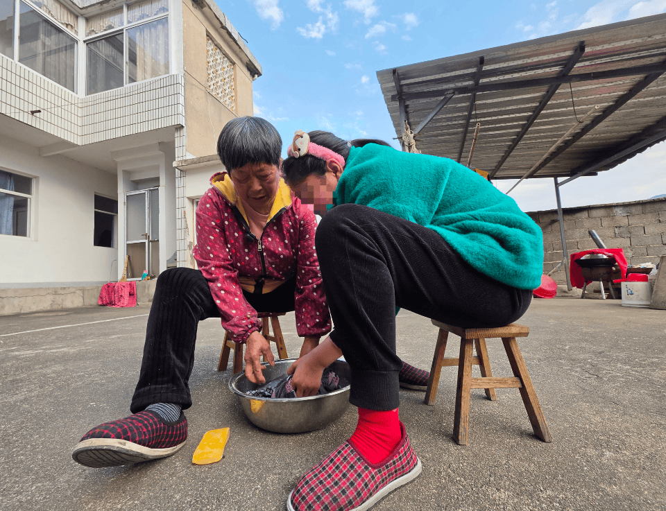 “我連名字都不會寫，要向小學生請教”