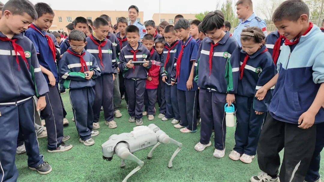 吐古買提鄉中心小學“少年警校”正式揭牌