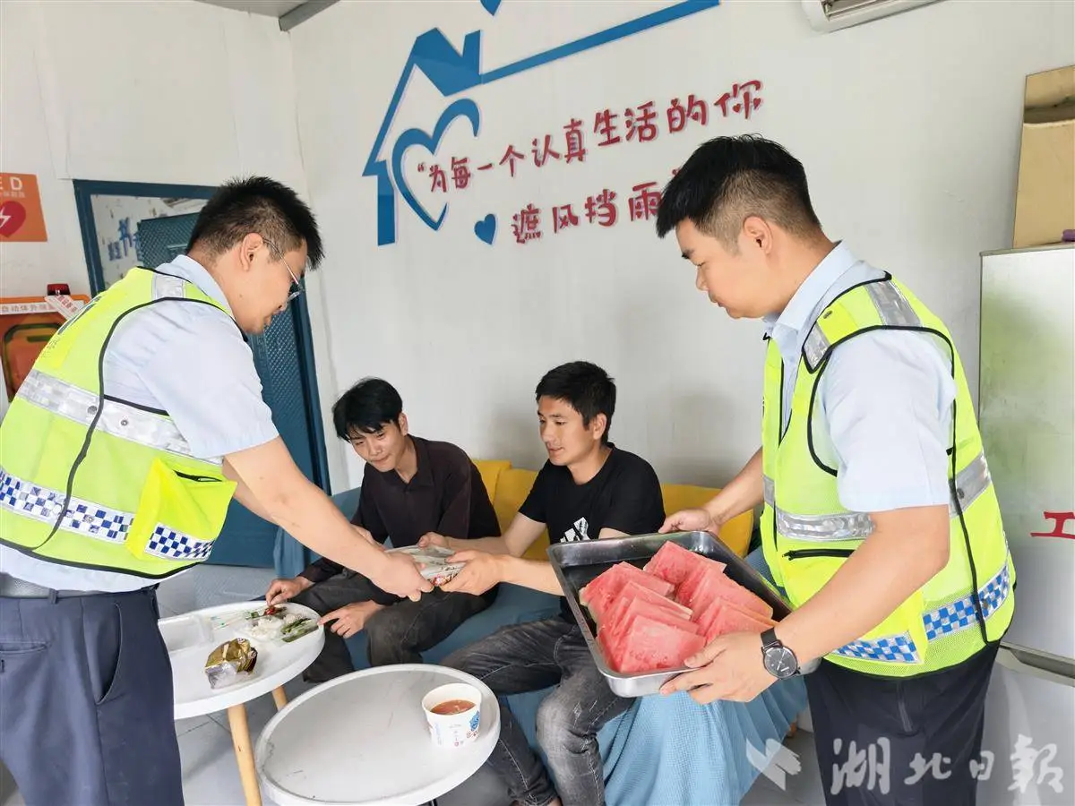 多方聯手快速處置 河南跨區作業農機手送來錦旗