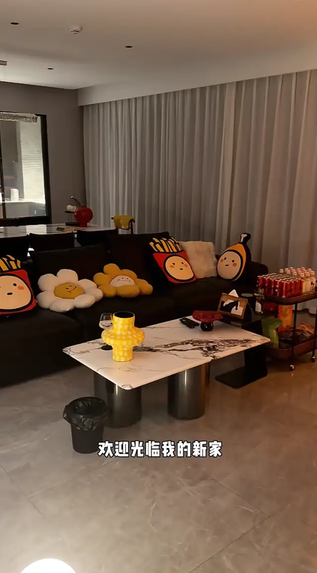 原創穎兒在雲南昆明租房，住富人區房租每月上萬，買的快遞堆滿過道