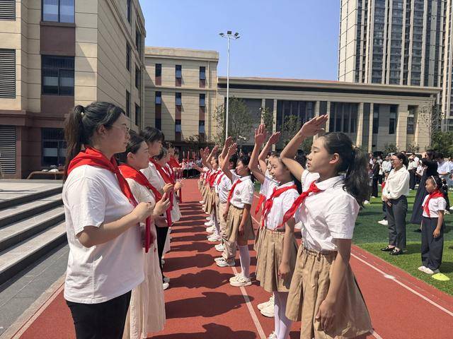 鄭州市管城回族區紫荊山南路小學舉行一年級新隊員入隊儀式