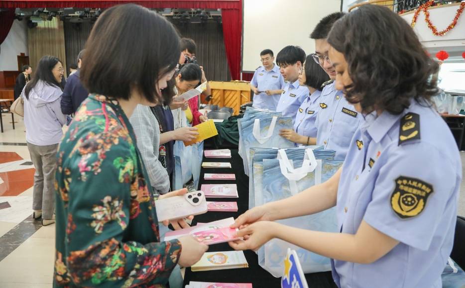 一邊做口紅一邊學法規，海淀“化妝品課”開進大學課堂