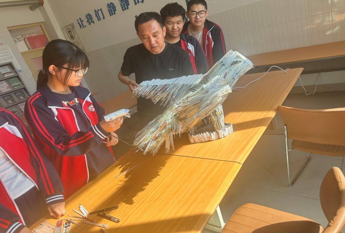 這個中學校長 為何花式鼓勵孩子們積攢“舊筆芯”？