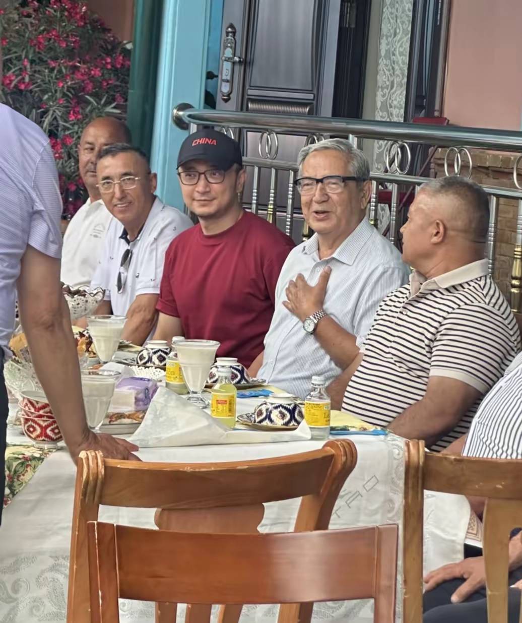 原創尼格買提回新疆“過年”，穿棗紅色T恤清爽低調，老家裝修豪華像宮殿