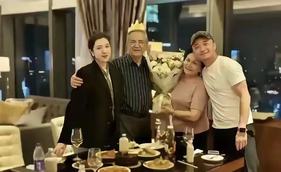 原創尼格買提回新疆“過年”，穿棗紅色T恤清爽低調，老家裝修豪華像宮殿