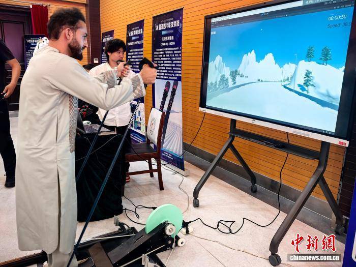 外籍留學生沉浸式體驗冰雪科技 感受寒地創新魅力