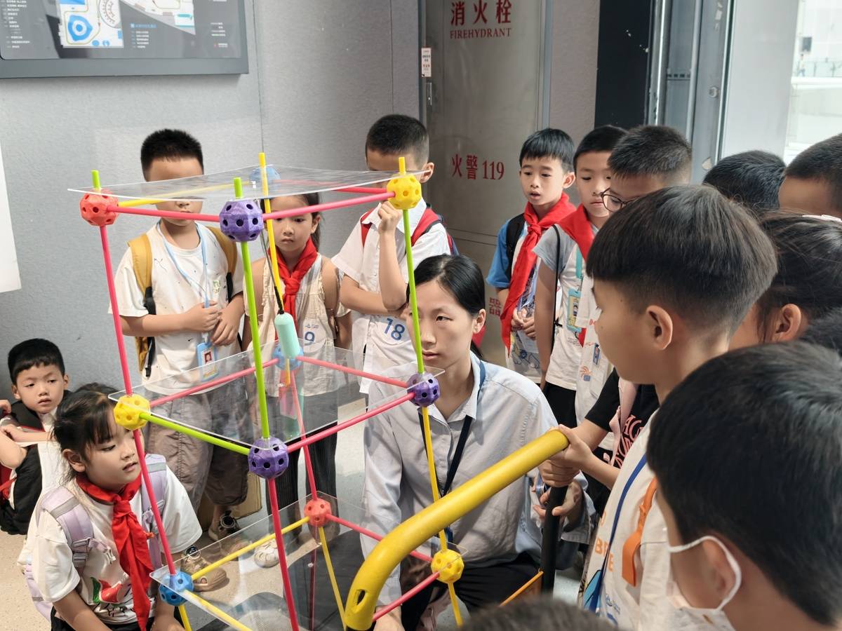 這所小學把課堂搬進省科技館，讓知識“活”了起來