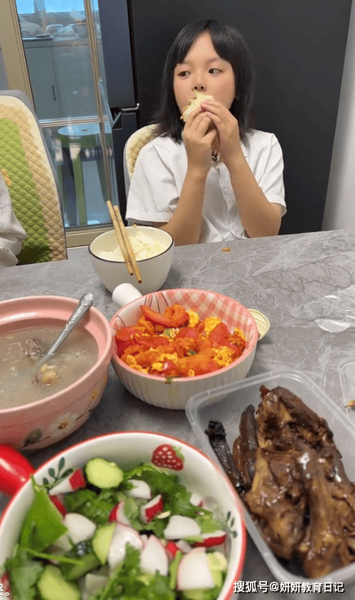 原創“一桌子沒幾個做熟的菜”，小學女兒吃到哭，家長無視自身問題