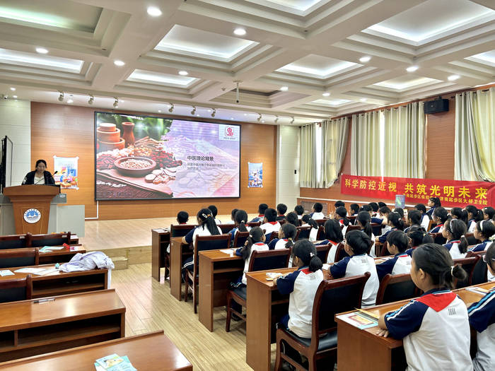 大橋衛生院走進鵲華小學開展科學防控近視講座