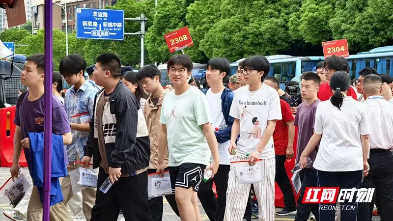 長沙明德中學考點暖意濃： 父親帶孩子沉浸式感受高考氛圍，傳遞美好期許
