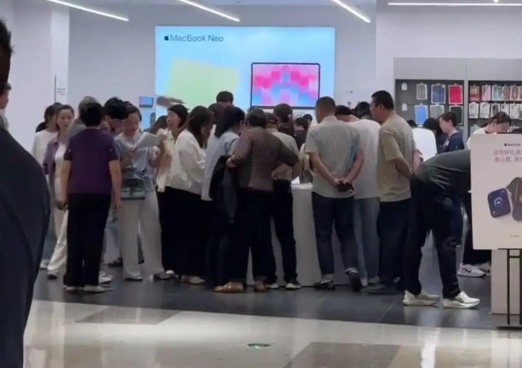 高考結束後幾小時，蘋果授權專營店火爆場面堪比過年，不少家長帶考生購買電子產品，有家長花兩萬多元給孩子購入“蘋果四件套”