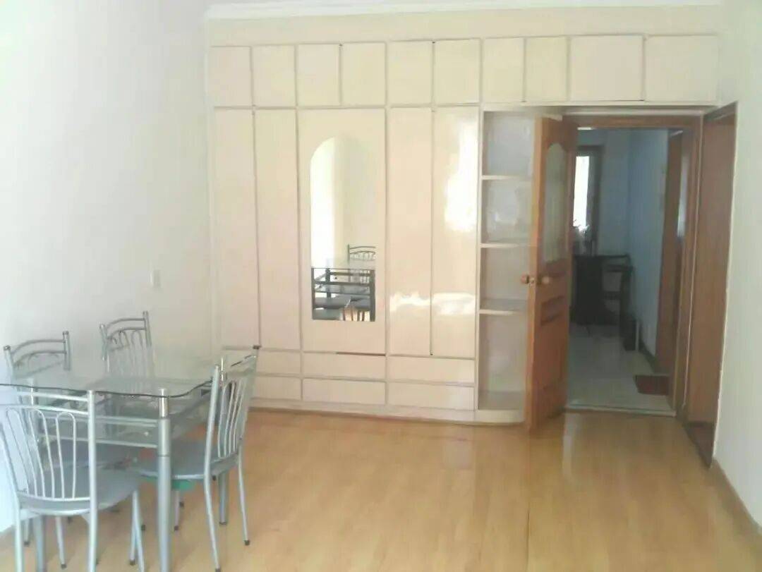 一裝修工人因走錯樓層，誤將303室當403室拆成毛坯，屋內牆面、吊頂、傢俱家電盡數拆除；法院：包工頭賠償5000元、施工工人賠償6000元