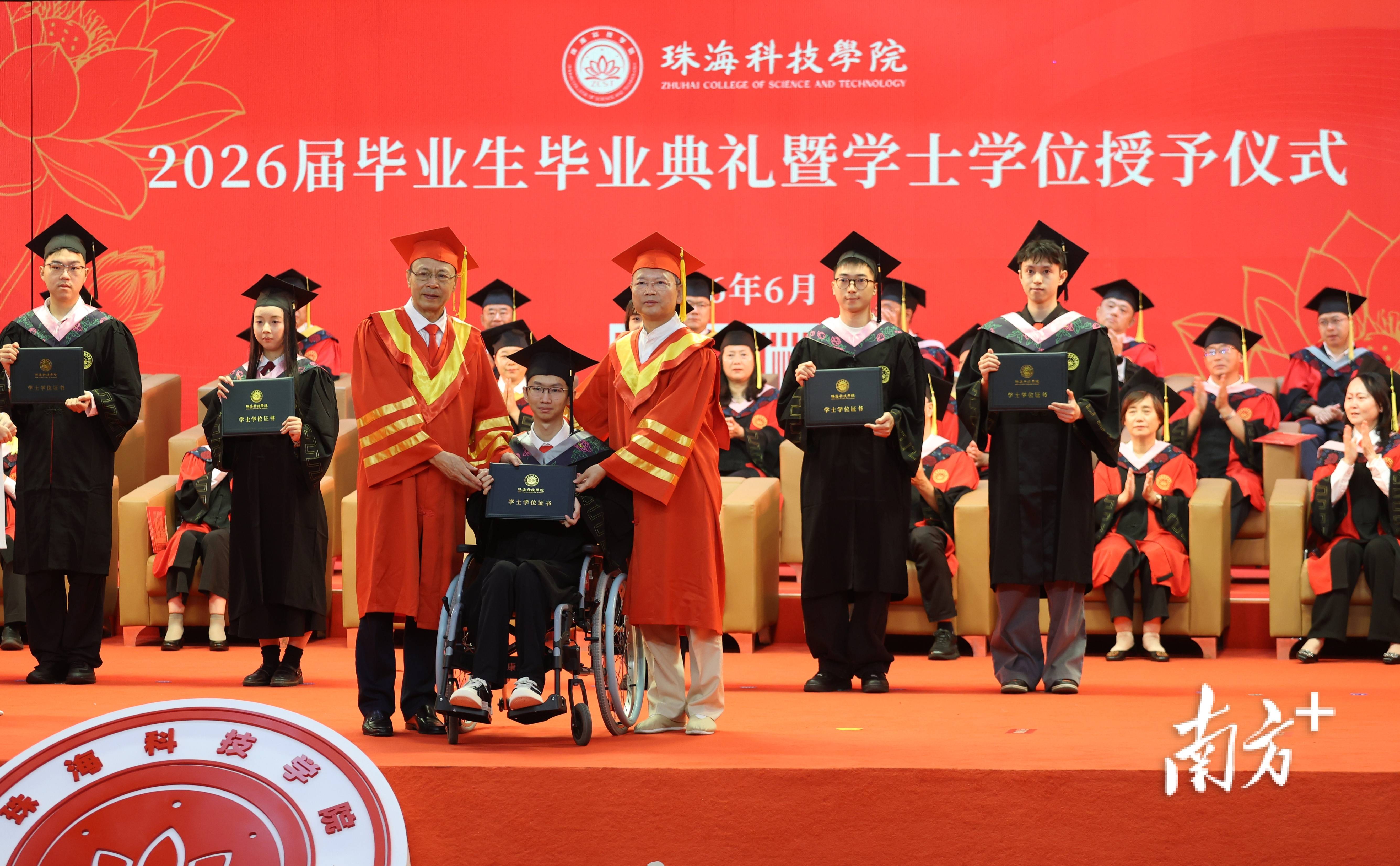 三年專業第一，上岸研究生！珠海“輪椅男孩”大學畢業了