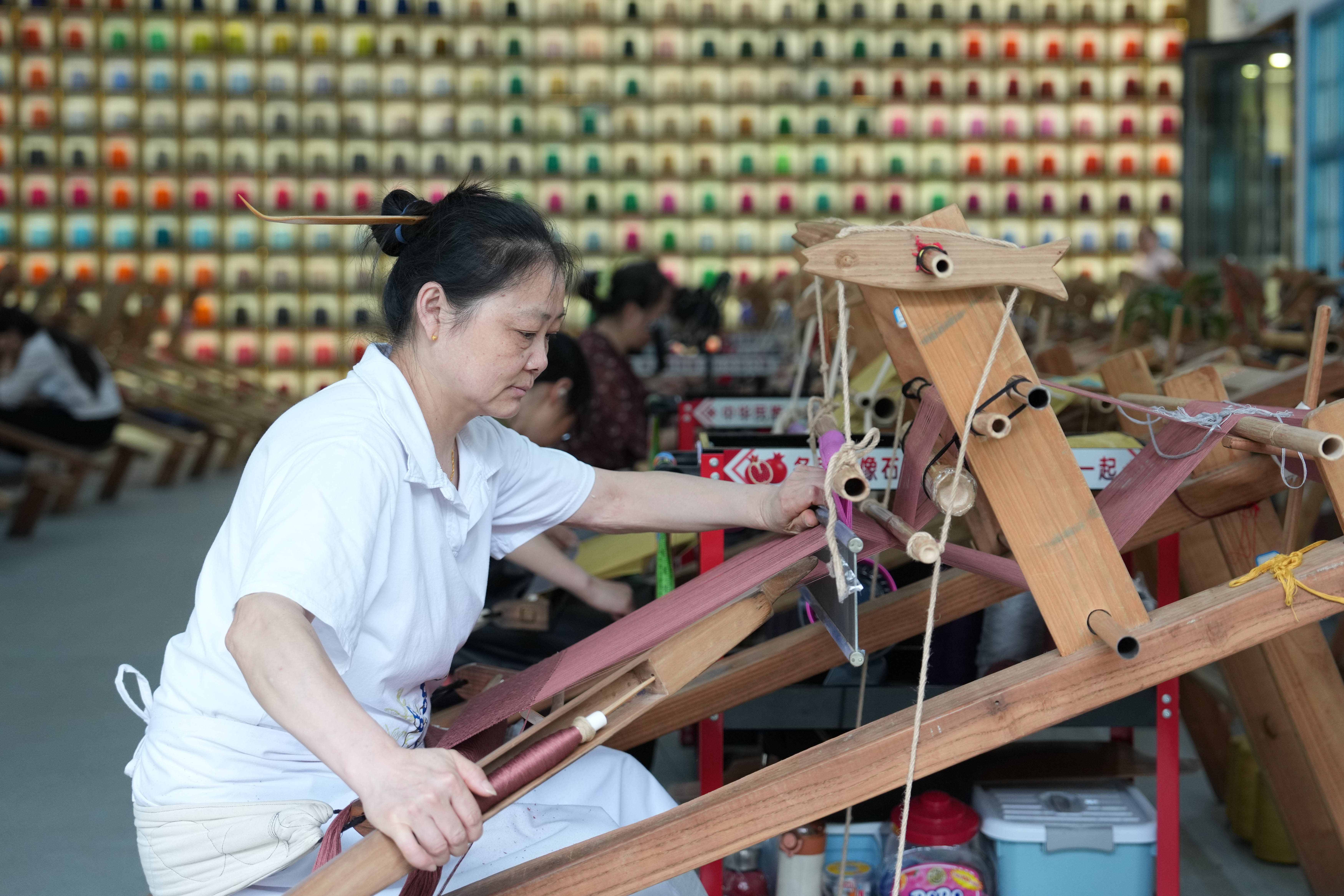 土家織錦“媽媽工坊” 助力女性靈活就業