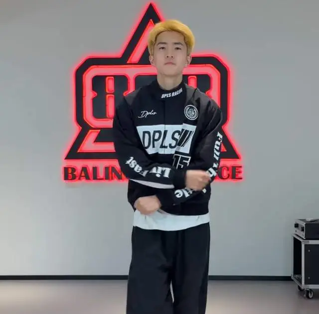 原創張百喬婚變後為親弟弟相親！八塊腹肌顏值差距大，現場被女性爆燈