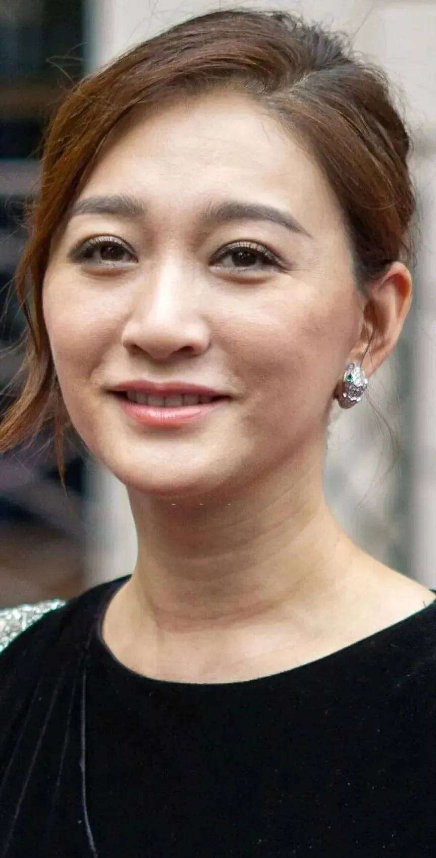 原創李小冉無濾鏡照法令紋深似刀刻，中年女性：看到自己，瞬間治癒