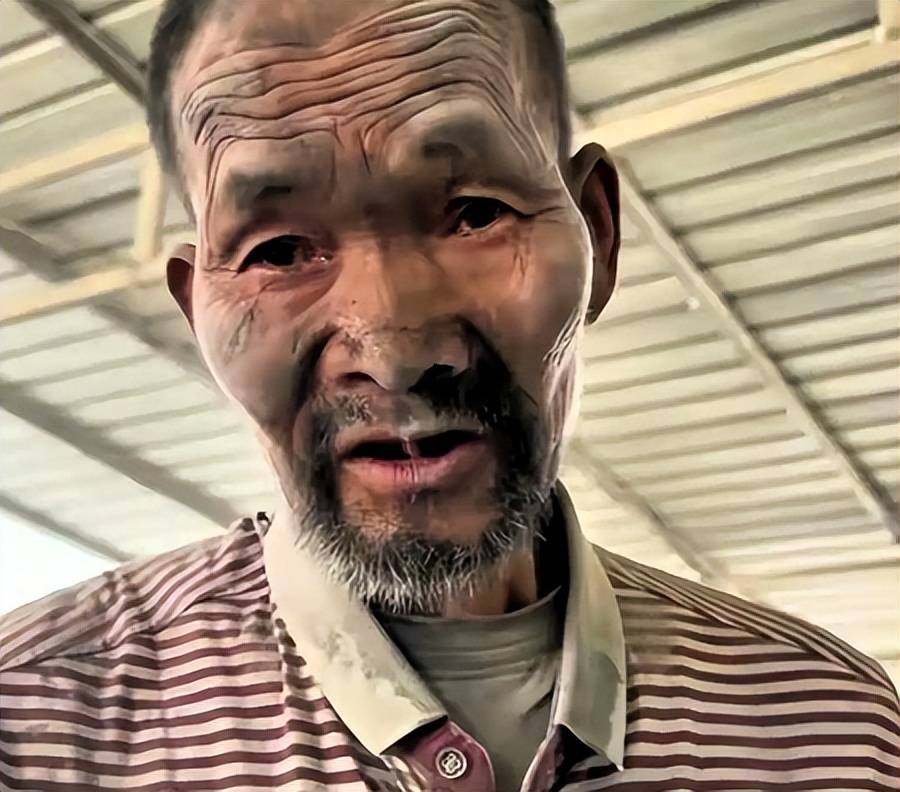 原創殘障老人被迫搬水泥20年，為何身邊無一人報警？