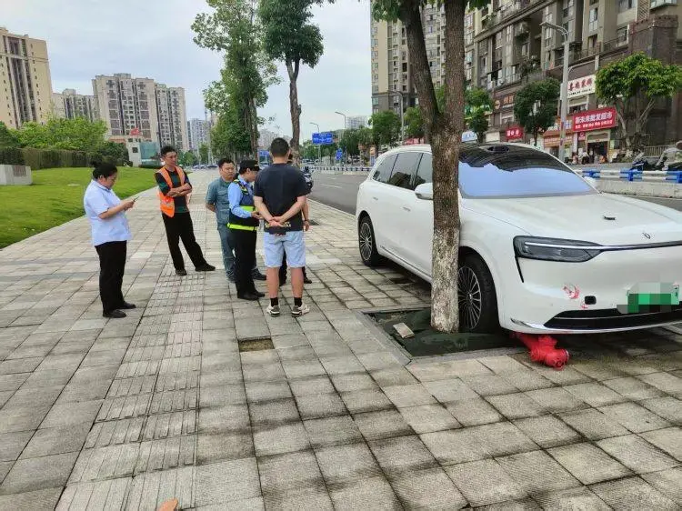 男子開車撞壞消防栓 執法人員：損壞軌道設施將承擔相應法律責任
