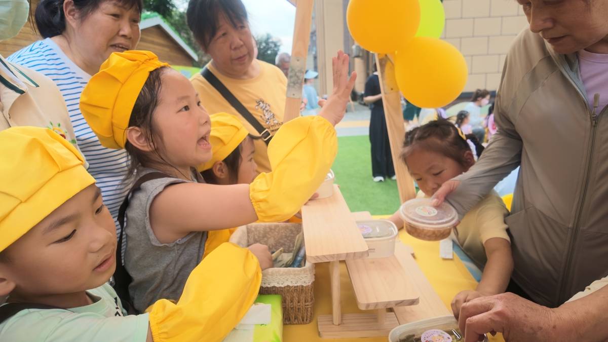 夏日美食節開席！幼兒園萌娃變身小掌櫃體驗節氣食育