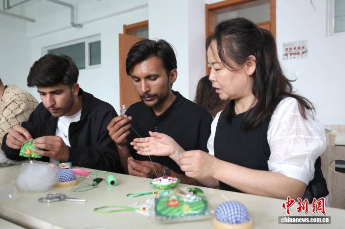 青海西寧：留學生製作香包 感受中國文化