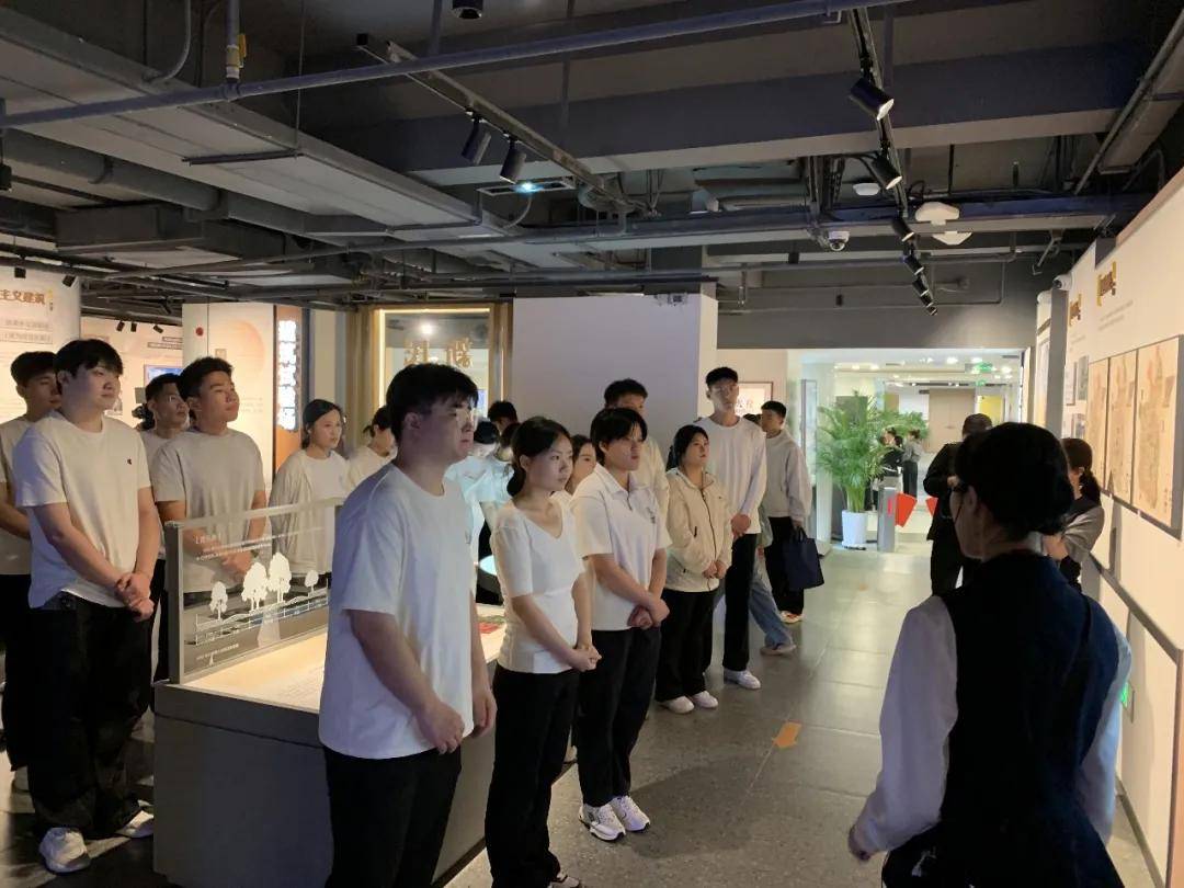 大學師生研學中提前“抱了一下”大冬會