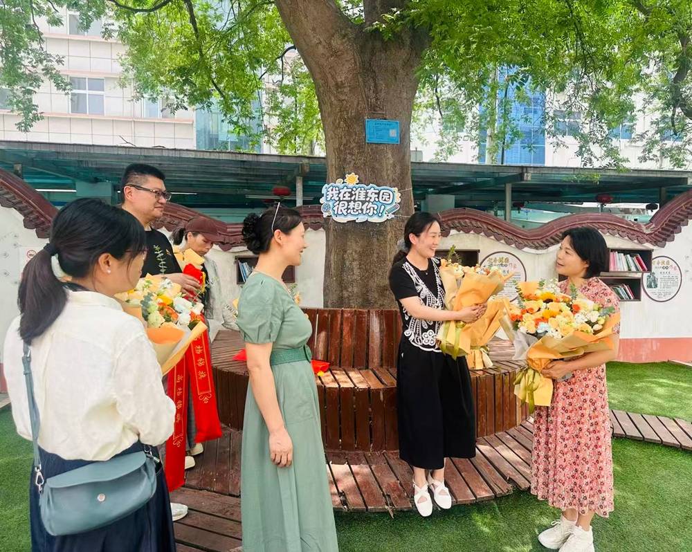 二七區淮河東路小學：六年桃李沐春風 錦旗鮮花謝師恩