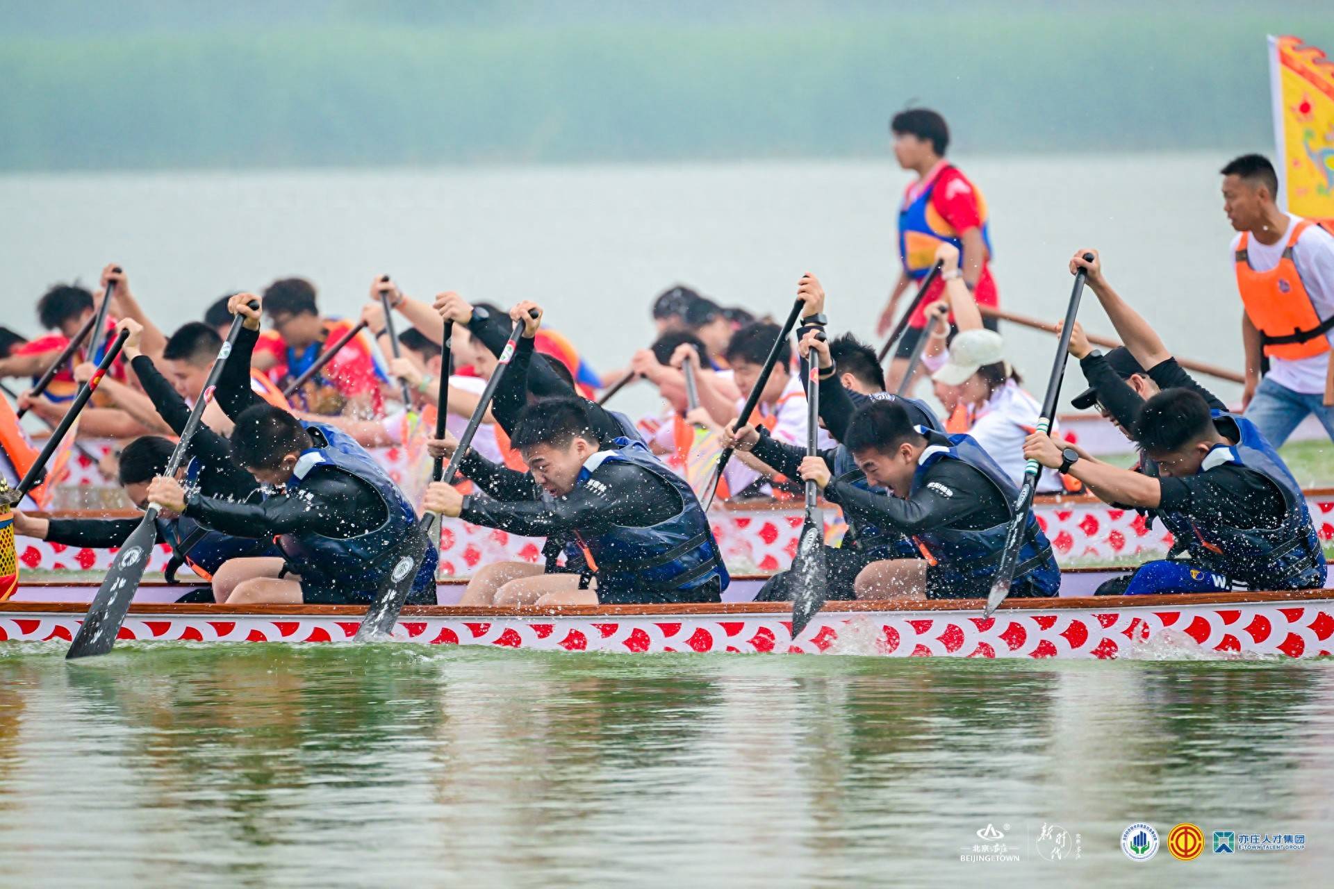 京津冀青年學子南海子賽龍舟，留學生組隊參加