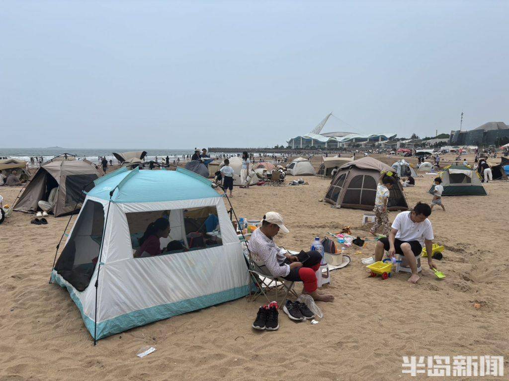 海風、美景、帳篷、美食，石老人沙灘熱鬧非凡