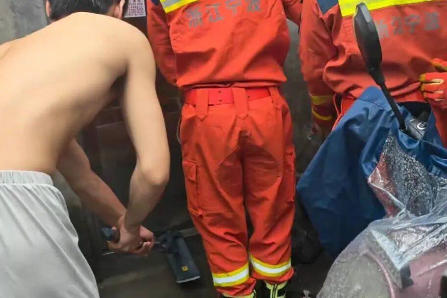 漫長的20分鐘！寧波一男子發現眼鏡蛇朝屋內爬去，急中生智用拖把死死壓住蛇尾等待救援